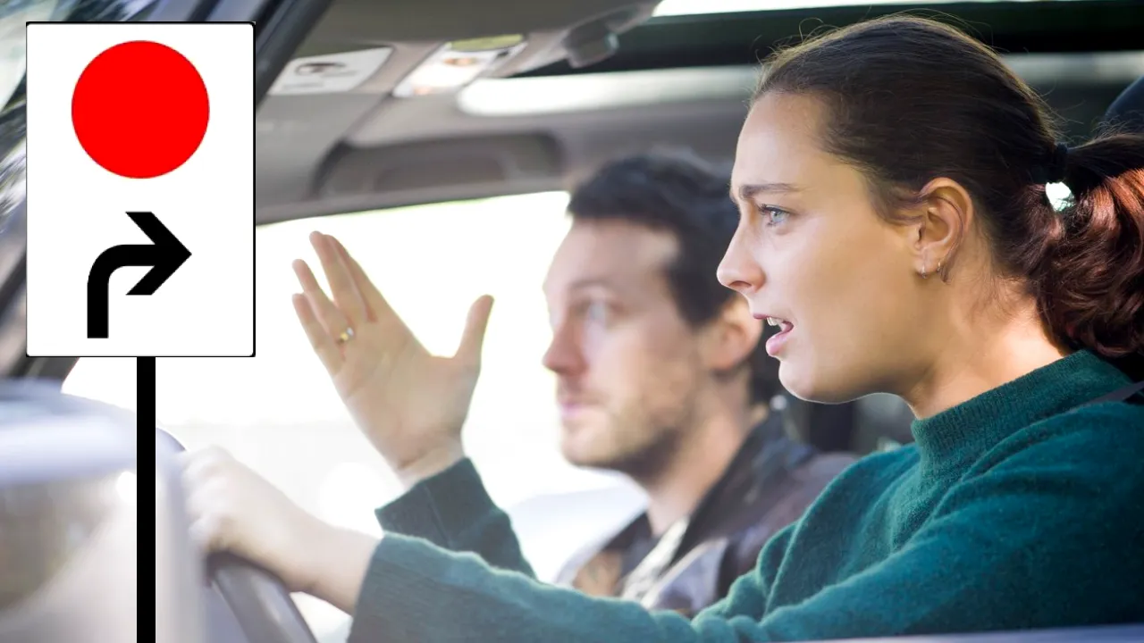 Ce semnifică INDICATORUL rutier cu un punct roșu și o săgeată. Toți șoferii ar trebui să-l cunoască. Unde îl putem întâlni?