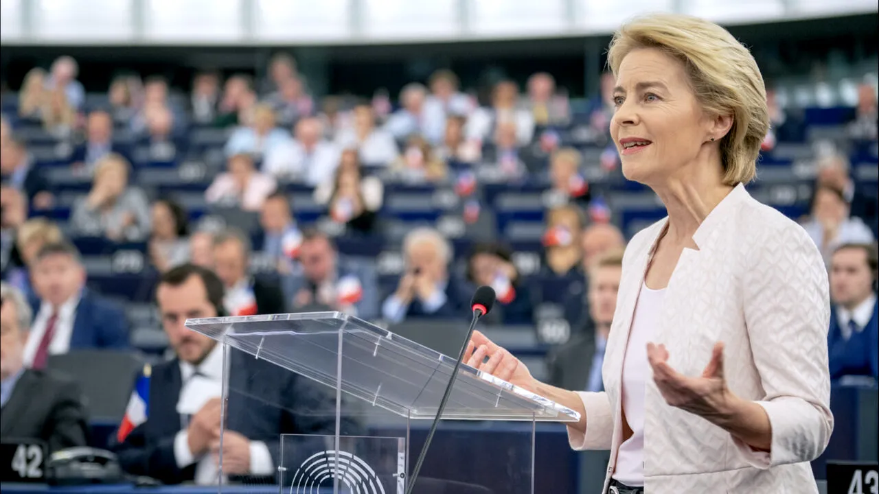 E momentul pentru o femeie la conducerea NATO? Ce spune Comisia Europeană despre o posibilă candidatură a Ursulei von der Leyen