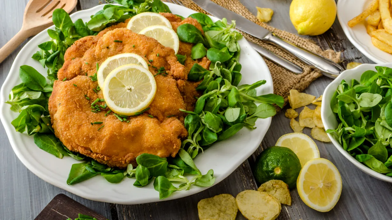 Ingredientul banal care se pune în făină pentru ca ȘNIȚELUL să iasă pufos și gustos. Textura preparatului se va schimba complet