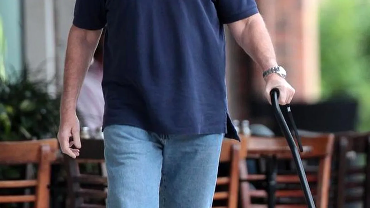 Un celebru cântăreț, surprins într-o ipostază îngrijorătoare
