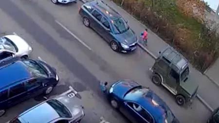 GÂNDUL LIVE. După ce a lovit un copil cu mașina, o șoferiță l-a întrebat pe cel mic cum se simte... apoi a plecat! IMAGINI HALUCINANTE!