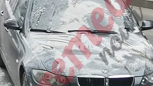 Un BMW parcat pe o stradă din Huși a fost acoperit cu făină și ouă. Martorii s-au amuzat, după incident: „I-a făcut cozonacii direct pe capotă”