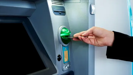 O nouă escrocherie la bancomate, metoda firul invizibil. Cum să o identificați pentru a nu vă goli contul