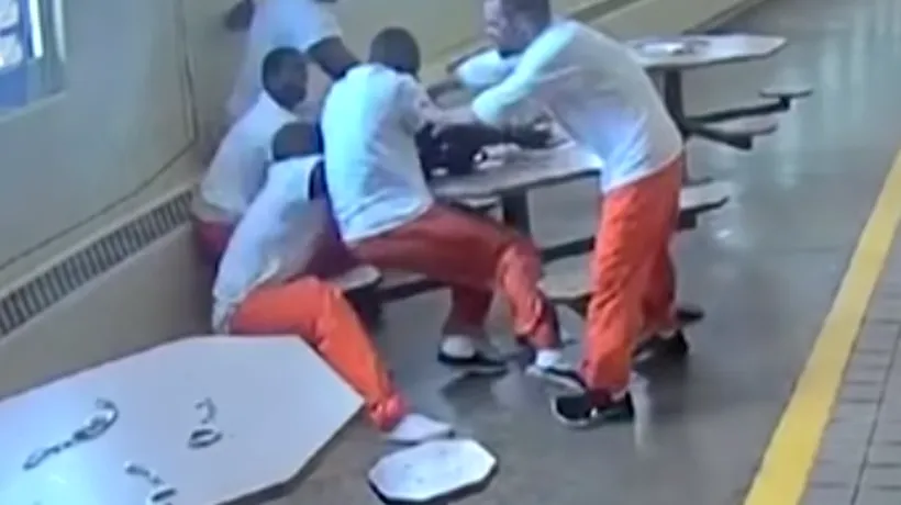 Închisoarea groazei unde gardienii sunt rasiști. Ce au pățit patru bărbați e îngrozitor - VIDEO 