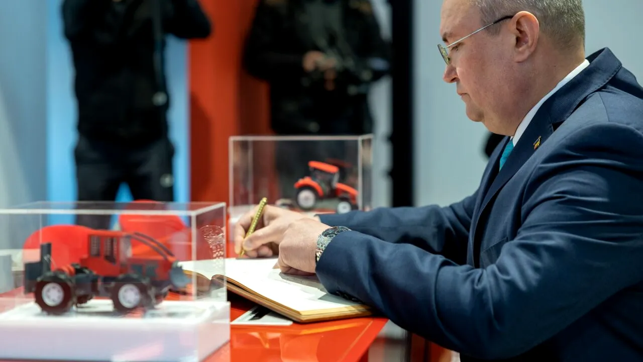 FOTO | Premierul Nicolae Ciucă a vizitat fabrica de tractoare de la Reghin, singura din România: „Înseamnă locuri de muncă în plan local și perspective concrete de dezvoltare pentru agricultură”