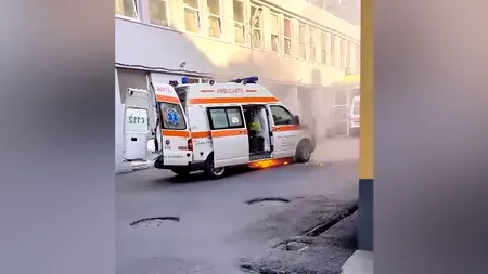 VIDEO | O ambulanţă din Ialomița A LUAT FOC în fața Spitalului Judeţean din Constanţa