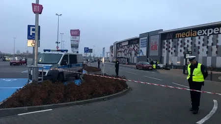 Atac cu cuțitul într-un mall din Polonia: o femeie a murit și alți opt oameni sunt răniți. FOTO cu atacatorul prins de polițiști. VIDEO