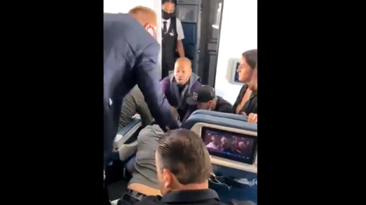 Incident la bordul unui avion al companiei Delta Air Lines: Un pasager a încercat să intre în cabina piloţilor (VIDEO)