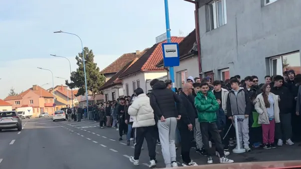 Cozi incredibile pentru o șaorma gratis. Sute de oameni au stat ore bune încolonați și aproape că au blocat circulația pe o stradă din Brașov