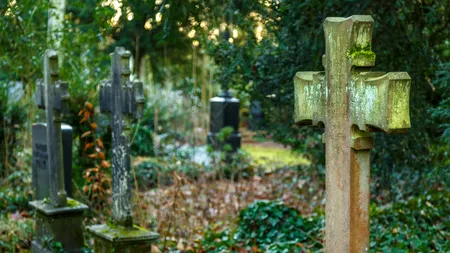 Supărat că l-a părăsit femeia, un bărbat din Neamț s-a gândit să se răzbune. Ce a făcut cu crucea soacrei sale