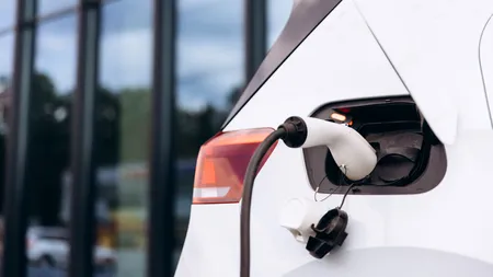 România scade puternic la mașinile ELECTRICE, din cauza suspendării programului Rabla. Cât îi costă pe români un astfel de autoturism