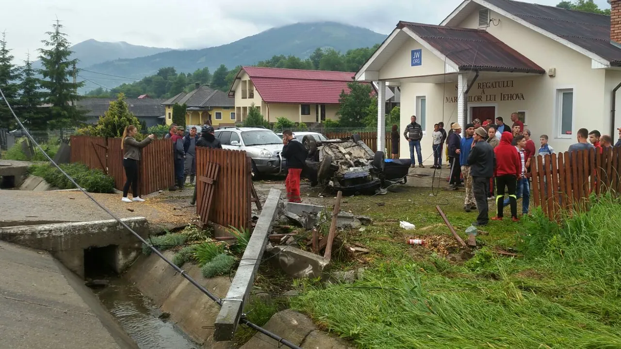 Doi tineri au murit după ce mașina lor s-a răsturnat în curtea unei case de rugăciune. Enoriașii au fost salvați de preot