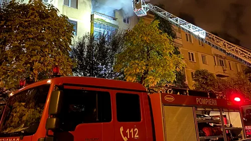 Zeci de persoane evacuate dintr-un bloc din Slatina unde a izbucnit un incendiu