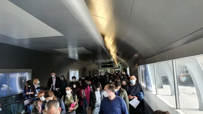 Sute de oameni înghesuiți pe Aeroportul Otopeni: „Au aterizat trei avioane deodată și sunt depășiți”