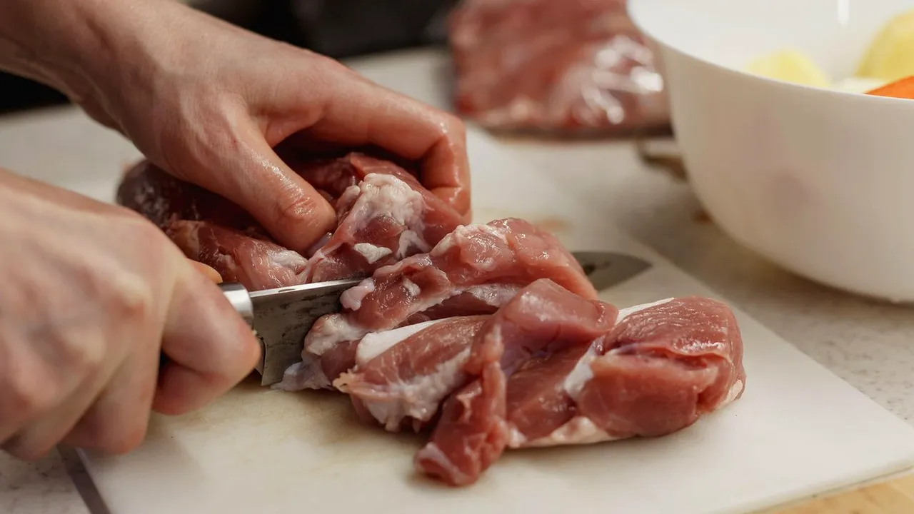 Pericolul ascuns din TOCĂTORUL de plastic. Alimentele tăiate pe acest suport ajung să fie un pericol pentru sănătate