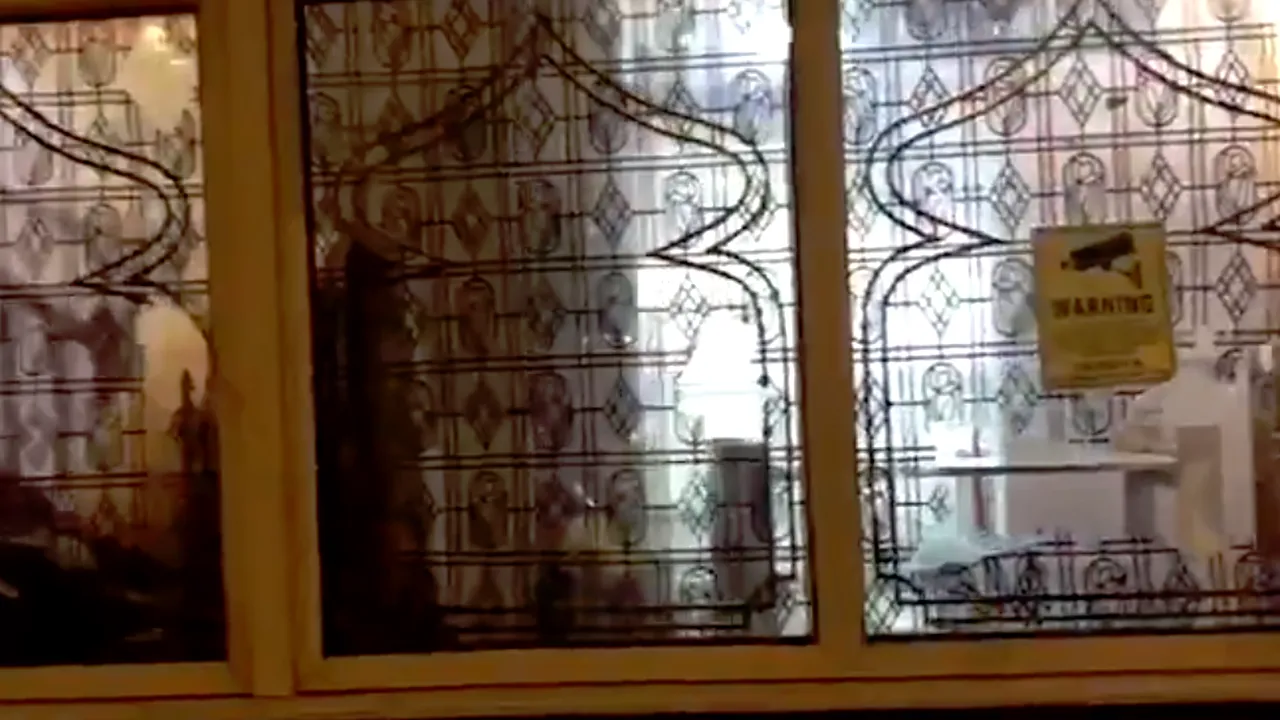 VIDEO Haos și rasism în Marea Britanie. Cinci moschei au fost vandalizate într-o singură zi