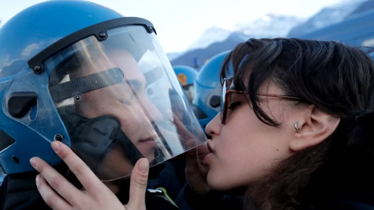 O tânără din Italia riscă să fie acuzată că a hărțuit sexual un jandarm, în timpului unui protest