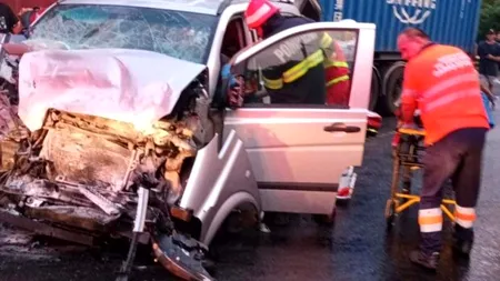 Trei adulti și doi copii au fost răniți pe DN6, în județul Caraș-Severin, după ce mașina în care se aflau a lovit un camion
