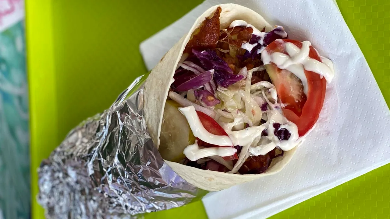 Am aflat câte calorii are o shaorma mică, de fapt. Cu cât te îngrași dacă mănânci așa ceva