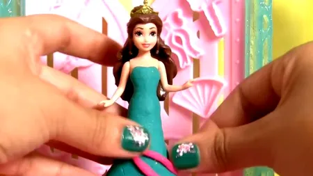 Cel mai profitabil cont de YouTube în 2014. Câți bani a încasat femeia care prezintă jucării Disney în clipurile sale