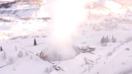 VIDEO | Un crater uriaș s-a deschis în Rusia, într-o stațiune renumită de schi. Localnicii speriați au numit-o ”poarta iadului”