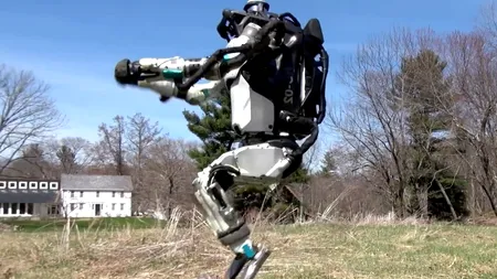 Roboții au învățat PARKOUR: Atlas îți arată abilitățile sale de alergare și depășire a unor obstacole