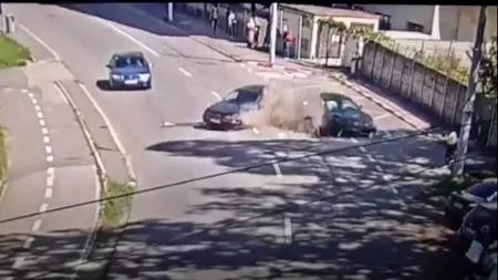 Accident auto lângă ZOO Sibiu, soldat cu trei răniți, surprins de camerele de supraveghere. O femeie a fost lovită pe trotuar (VIDEO)