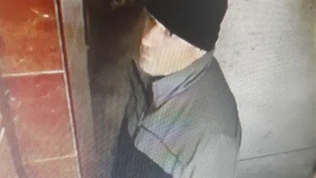 Bărbatul care a agresat sexual doi copii, căutat în continuare de poliție. O nouă imagine cu agresorul