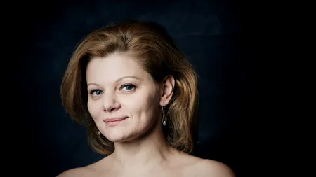 INTERVIU | Ofelia Popii: „Mi-a plăcut să joc în filmul «Om Câine», tânjesc după momente din astea. Este mai greu în filme decât în teatru, nu am suficientă experiență pentru a fi creativă la capacitatea maximă, dar îmi plac enorm amândouă”