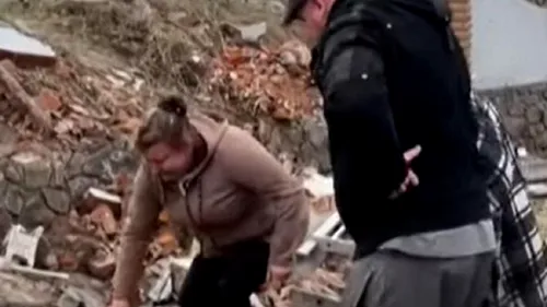 VIDEO| „Fiul meu! Pantofii sunt ai lui!”. Momentul cutremurător când o mamă din Ucraina își găsește băiatul mort, aruncat într-o groapă