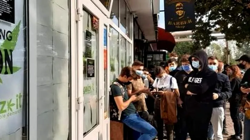 Zeci de tineri din Iași s-au înghesuit la o coadă pentru a cumpăra produse pe bază de cannabis