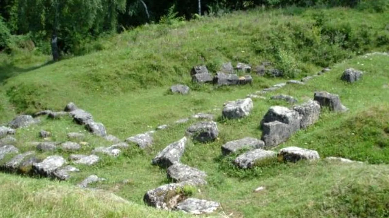 Doi tineri sunt cercetați după ce au fost prinși căutând obiecte de patrimoniu într-o cetate dacică