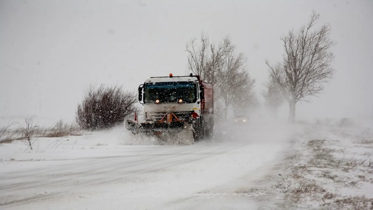 Mai multe persoane rămase înzăpezite pe drumuri județene din Brăila, salvate dintre nămeți