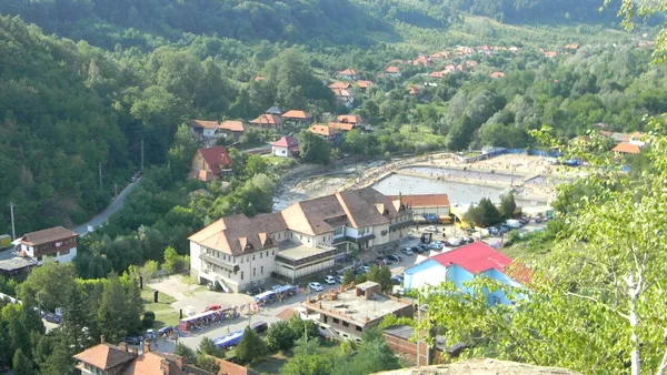Stațiunea mai puțin cunoscută din România unde apa își schimbă culoarea în funcție de anotimp. Este un loc unic în lume
