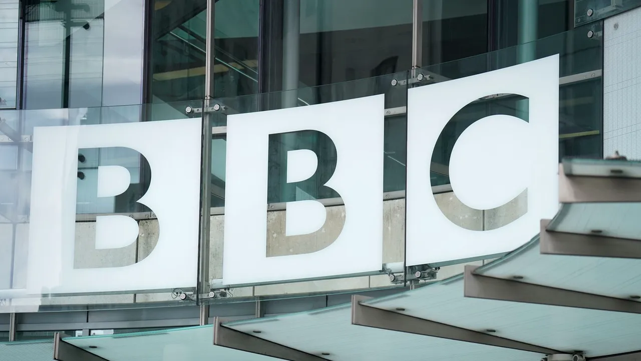 ACUZAȚII ȘOCANTE: Celebru prezentator TV, scos de pe post după ce „ar fi plătit unui adolescent 35.000 de lire pentru a-i trimite fotografii porno”