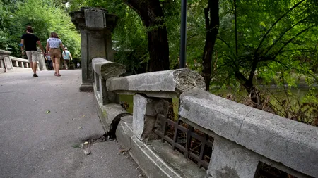 Podul Mare din Parcul Cișmigiu, a cărui balustradă s-a prăbușit, va intra în reparații capitale. Este nevoie de peste trei milioane de lei | GALERIE FOTO