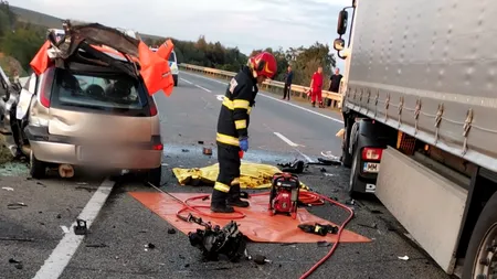 FOTO | O femeie în vârstă de 52 de ani a murit pe un drum din Cluj, după ce a intrat cu mașina pe contrasens și a lovit un TIR