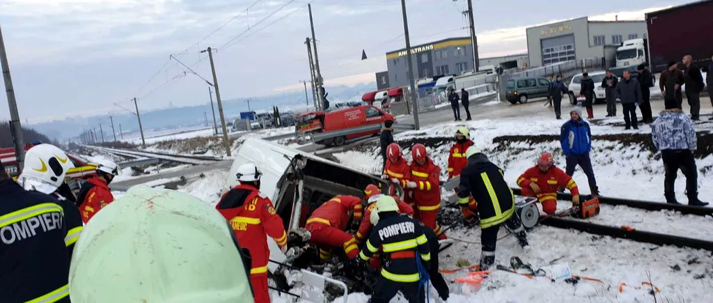 Accident cumplit în Scheia. O persoană a murit pe loc, după ce duba în care se afla a fost spulberată de tren