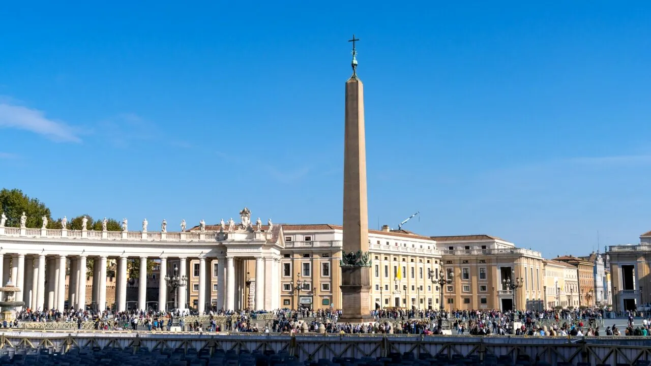 Noi acuzații împotriva Vaticanului: Biserica Catolică ar fi intervenit târziu în sprijinul victimelor abuzurilor. Criticile vin chiar din interior