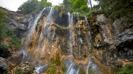 Fenomen spectaculos în Munții Apuseni. Turiștii au rămas uimiți când au ajuns la Cascada de la Vidra: „Nu am cuvinte”