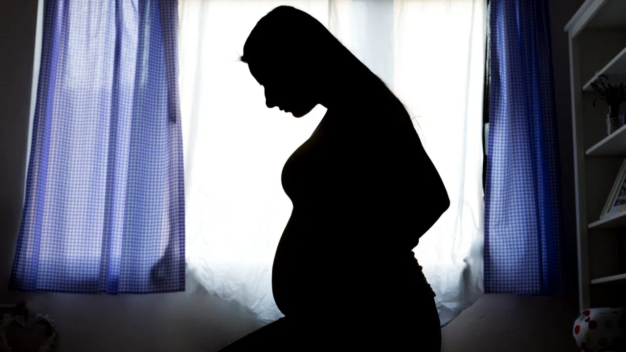 Un bebeluș a murit după ce mama lui l-a născut în baie: „Nu știam că sunt însărcinată