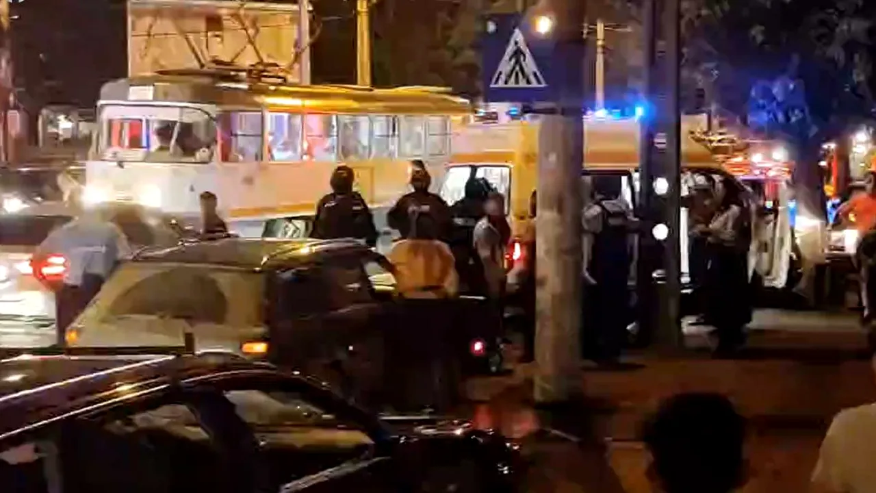 O persoană rănită și o mașină distrusă în București, după ce două familii s-au luat la bătaie | VIDEO