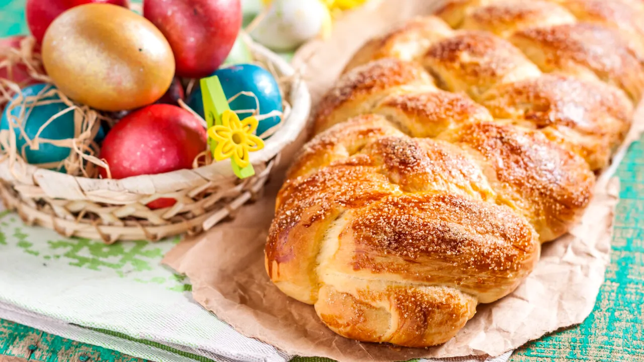 Petrecere cu grătare, muzică și horă în a doua zi de PAȘTE, la Novaci. Ce spune o tânără din India după ce a degustat preparate tradiționale românești