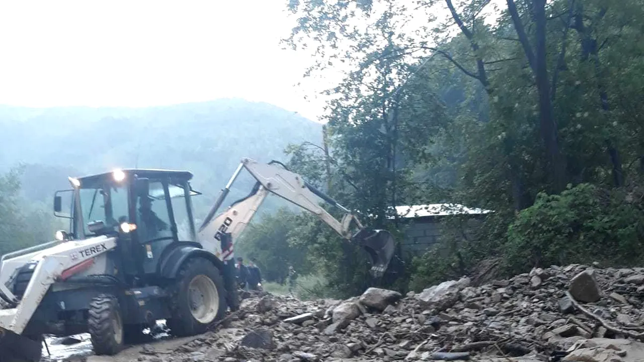 Circulația feroviară blocată și în județul Bistrița-Năsăud:  Se îndepărtează aluviunile - FOTO