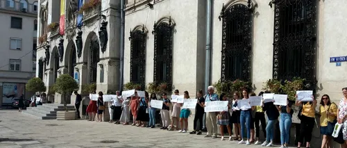 „Ne vrem școala înapoi: Profesorii și elevii de la un colegiu din Craiova protestează în fața primăriei - FOTO
