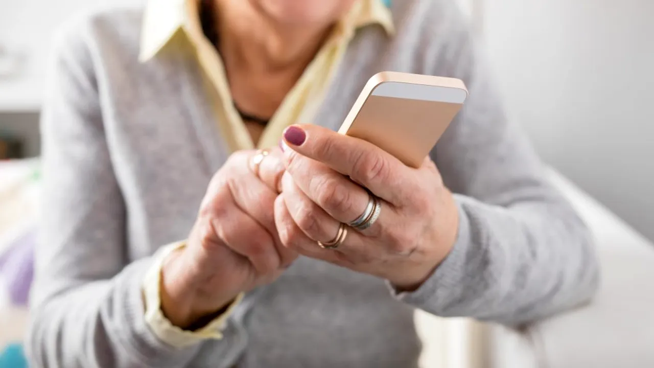 CONTROVERSE. GDPR-ul dezbină familii? A postat poze cu nepoții pe Facebook și s-a trezit în sala de judecată! Ce pedeapsă a primit bunica