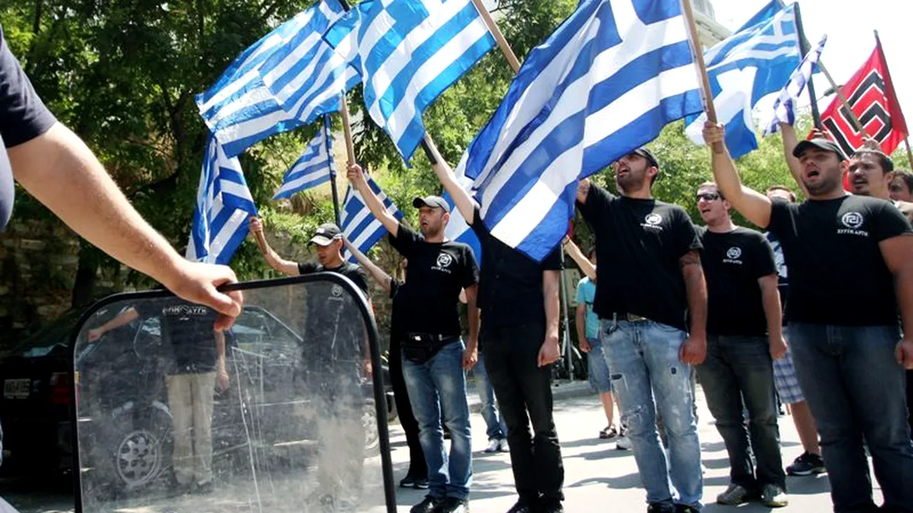 Poliția greacă a percheziționat un sediu al partidului Zori Aurii și a arestat un polițist