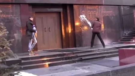 Doi ruși, arestați după ce au stropit cu agheasmă Mausoleul lui Lenin urlând 