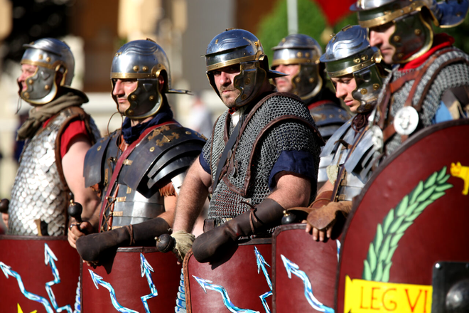 Reconstituire - Figuranți purtând echipamente și armuri romane. Sursa Foto - Shutterstock 