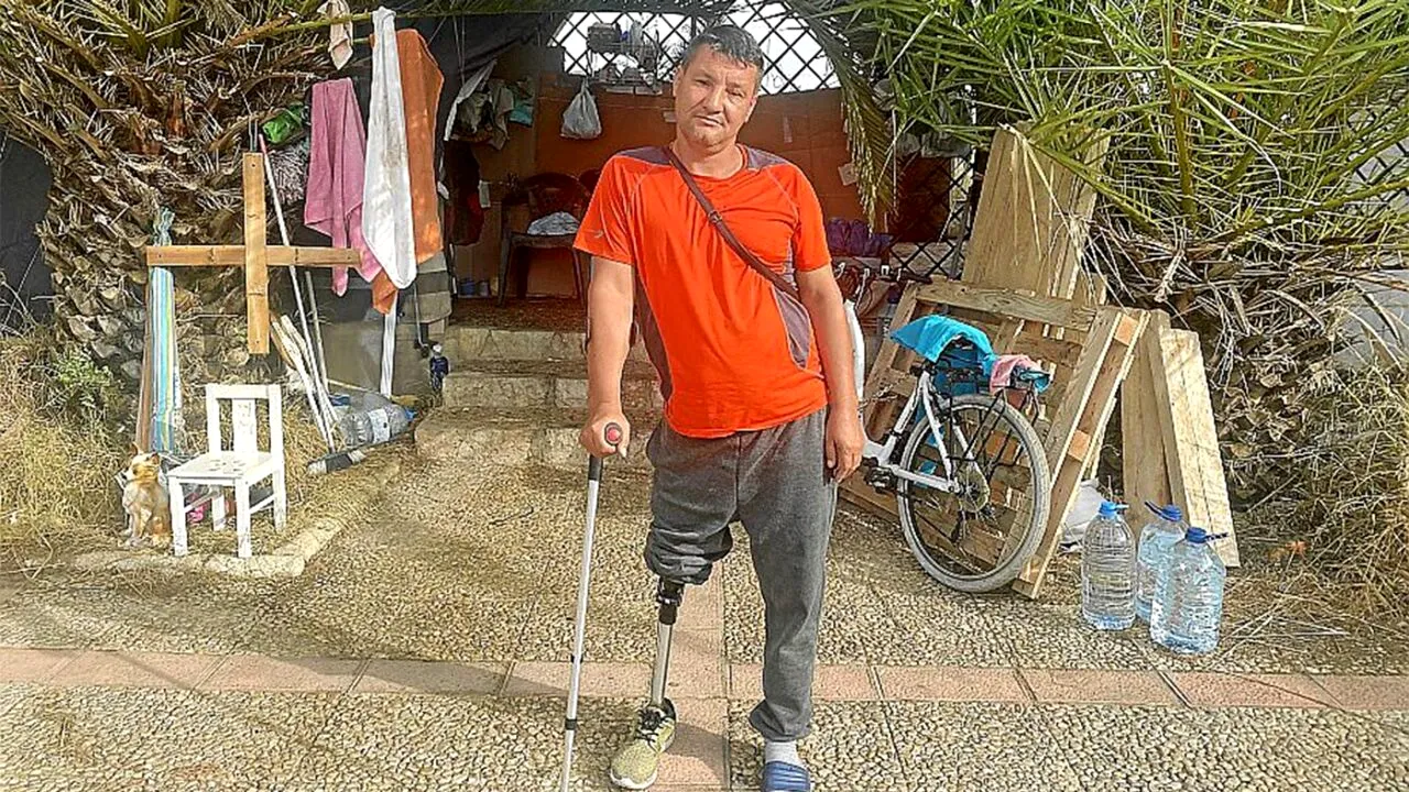 Povestea înfiorătoare a lui Costică din Tulcea. A plecat la muncă în Spania, dar a rămas fără un picior și, acum, doarme în piață